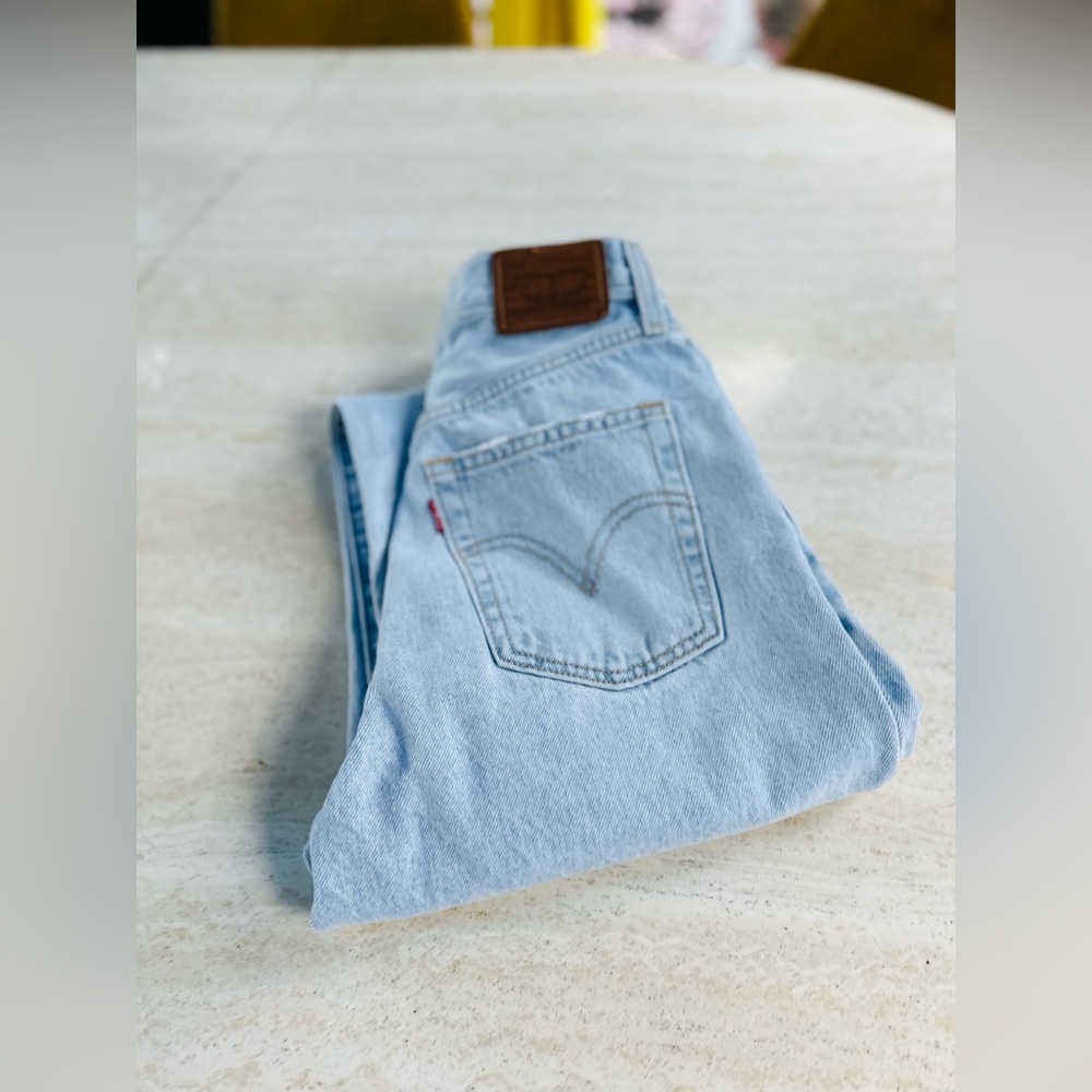 SOLD Levi’s Ribcage Straight Jeans Light Wash Ultra High Rise Size 25